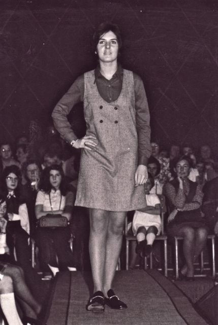 Juffrouw Kirsten deed elk jaar een modeshow voor de meisjes met de drie ensembles die ze in haar kast had hangen. Elk jaar hetzelfde...